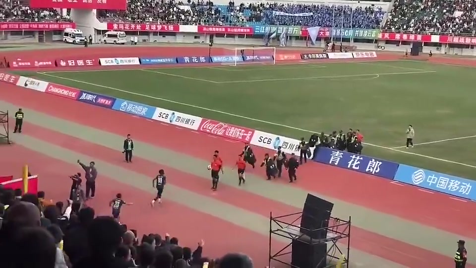 [今日看点视频]全国禁赛5年！川超球员曾飞踹拳击裁判，造成头