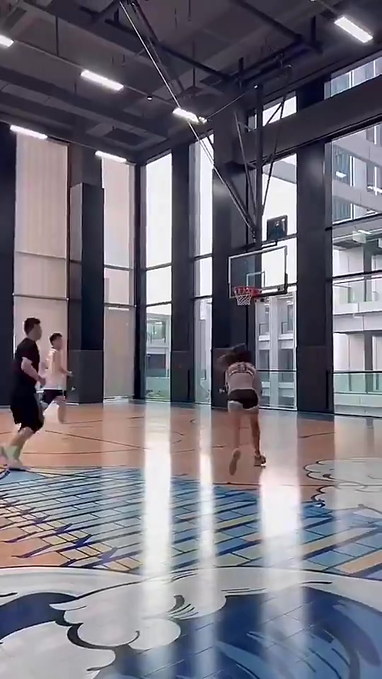 [球迷看点]好家伙，小姐姐这身板+球技，是野球场李梦？