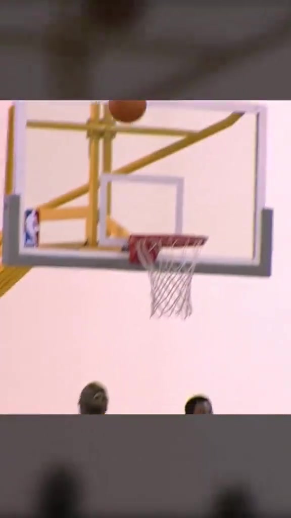 【体育视频】令人怀念的画面，科比与奥尼尔单挑，笑到根本停不下