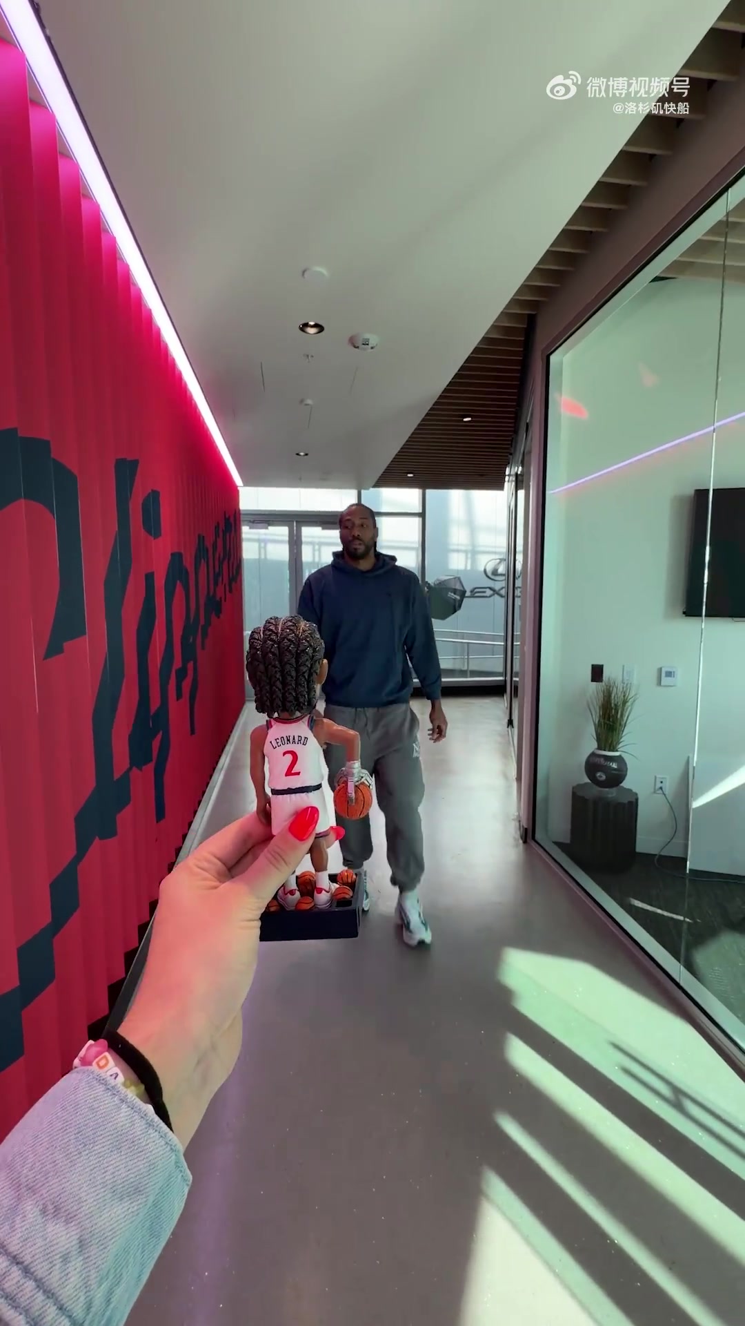 [体育视频]可可爱爱！快船全队看到大手摇头公仔的反应亮了