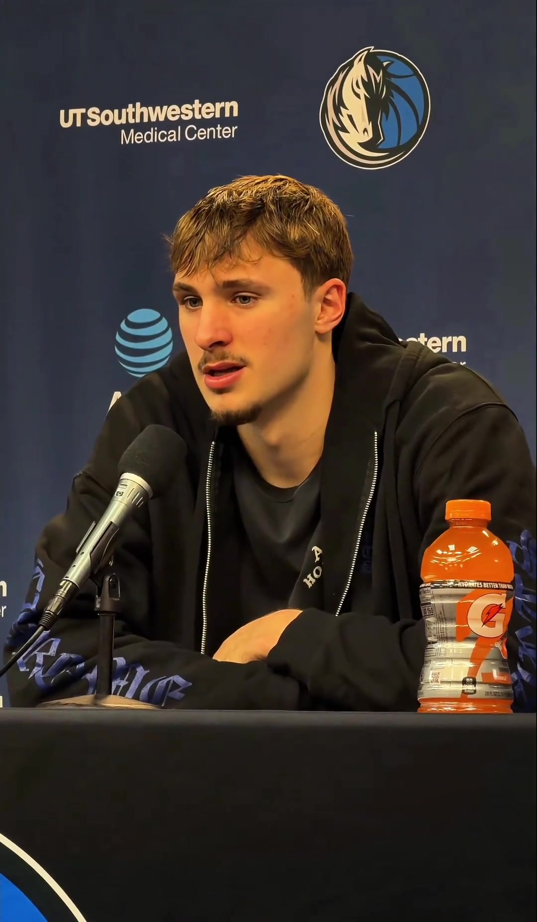 [攻守视频]弗拉格被问看到穆迪伤势情况时:”这✌️对他很难，