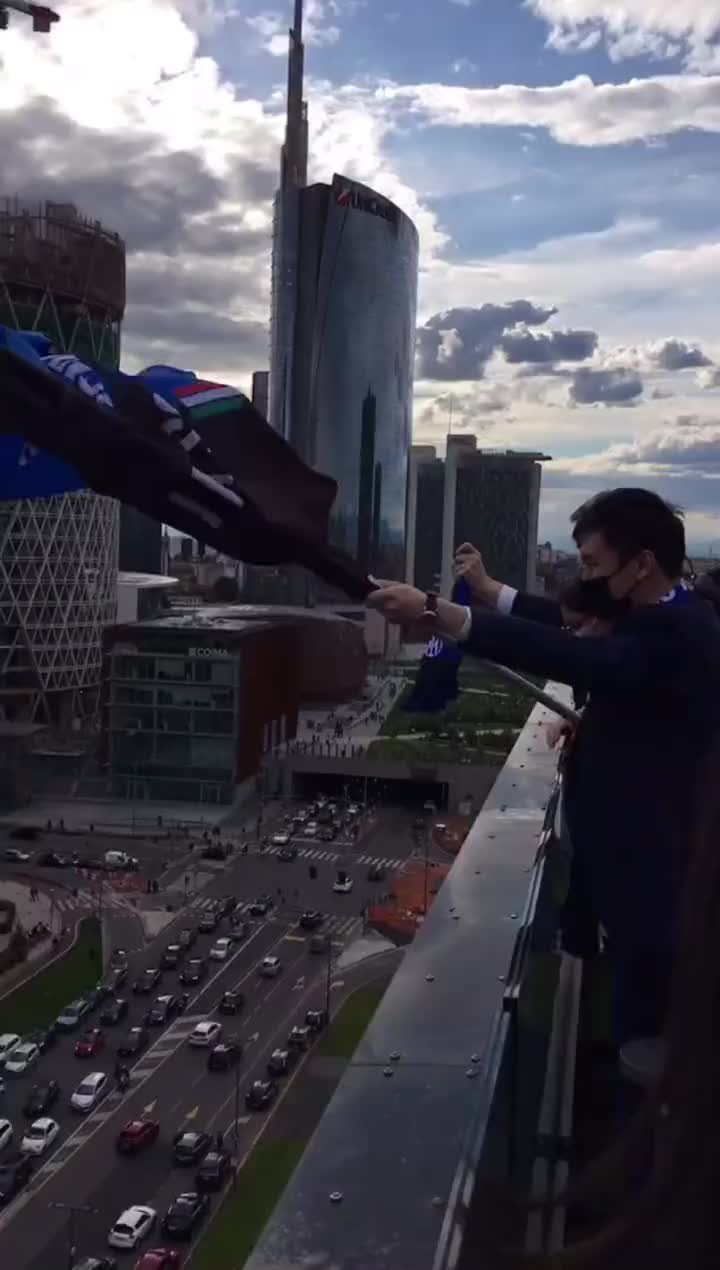 高光时刻!张康阳曾在国米总部天台挥舞旗帜与球迷共同庆祝夺冠