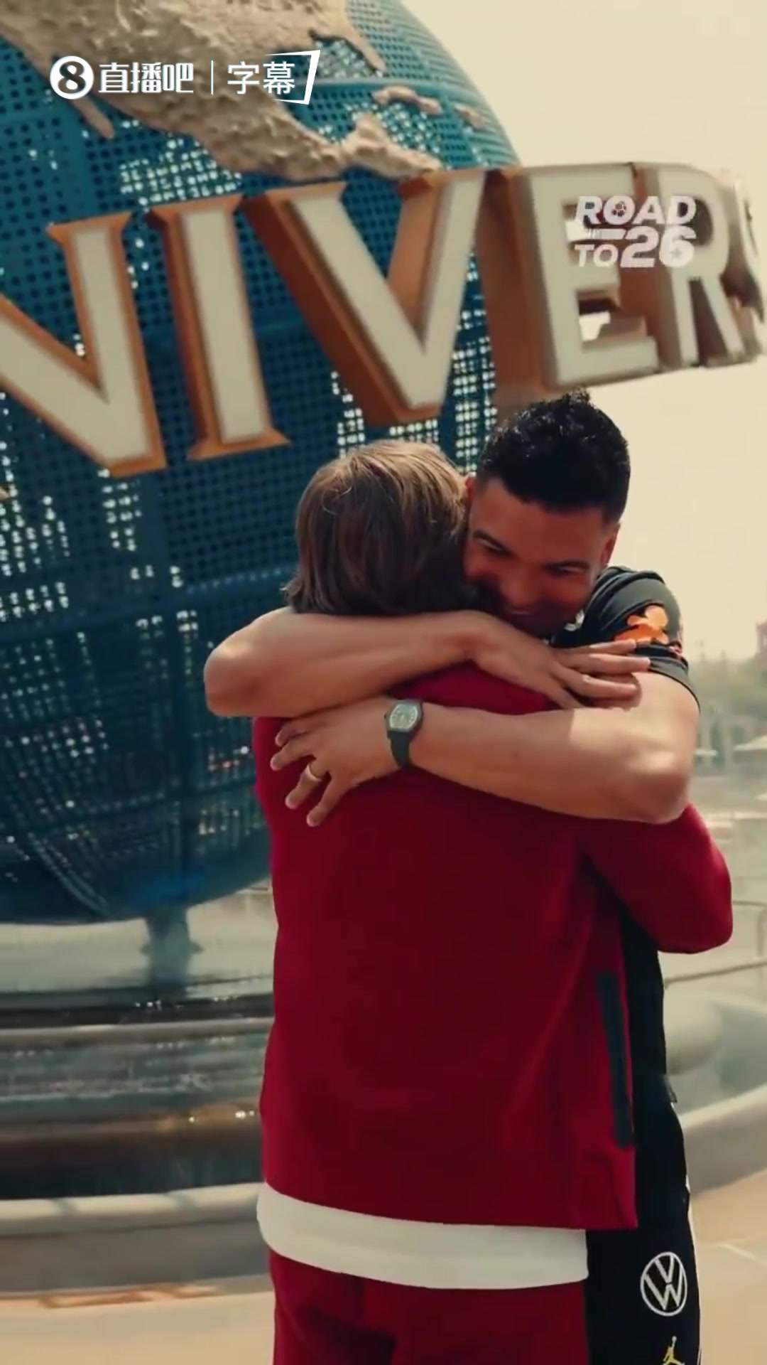 皇马典礼中场重聚!卡塞米罗送魔笛巴西队10号球衣,太好哭了