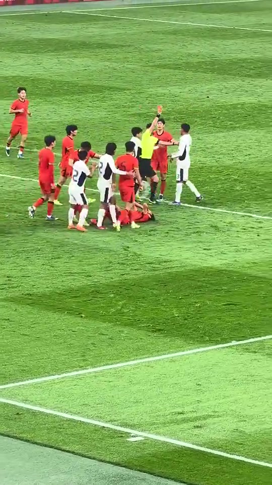 现场实拍:玄智健劝架反手被麦麦提江罚下,一脸不可思议抗议