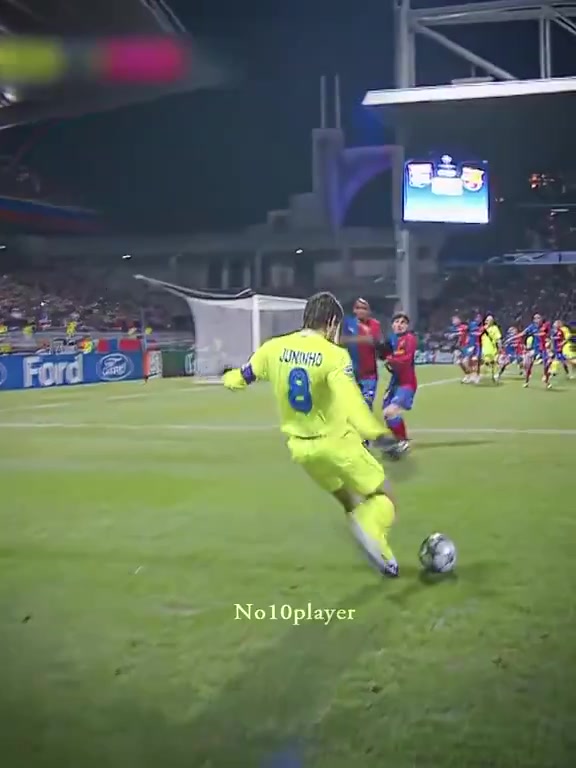 【实况回放】这球真帅啊！儒尼尼奥在梅西和埃托奥面前，打入任意