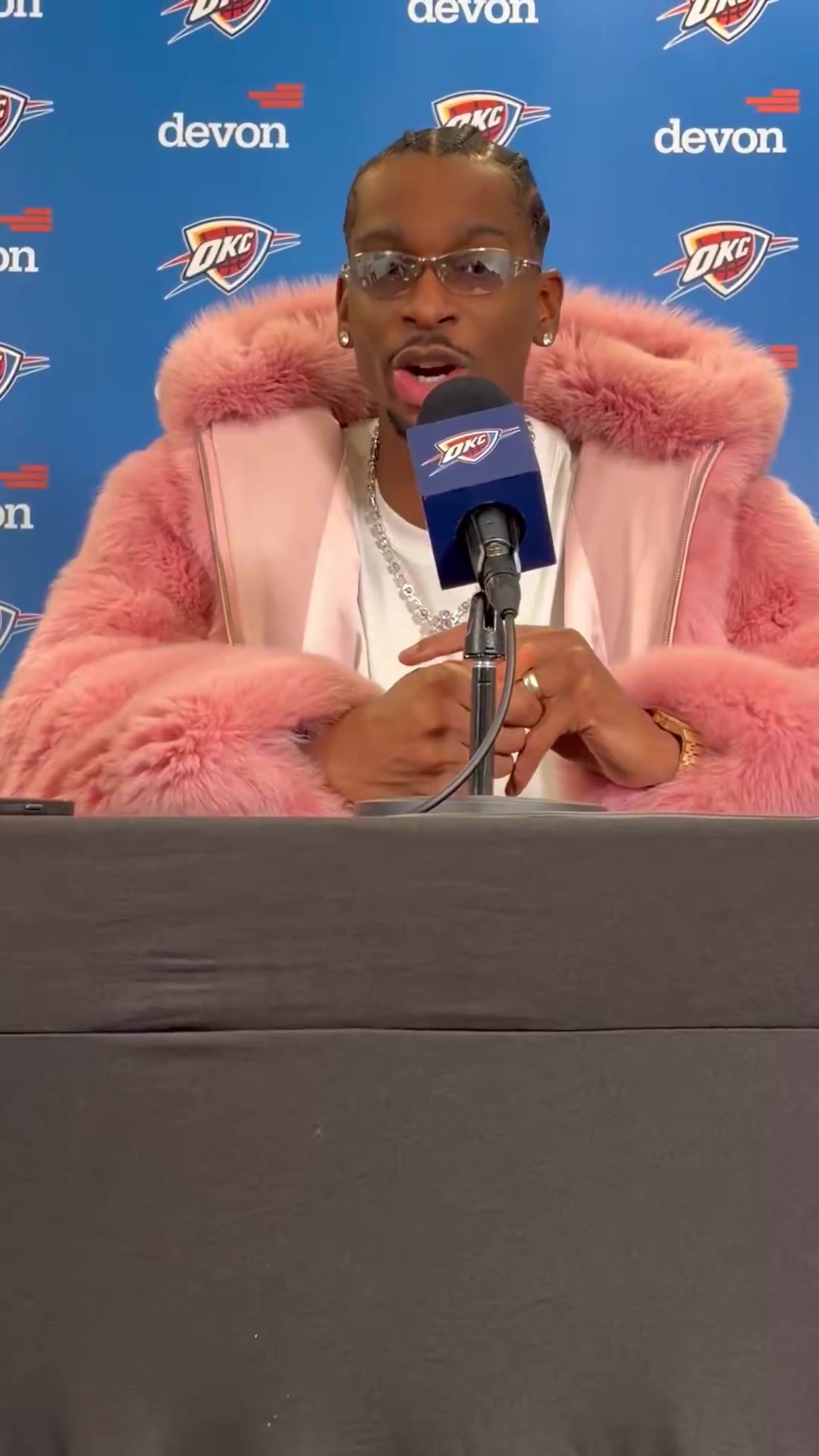 【进球剪辑】SGA今日穿一件骚粉色大衣接受采访，这审美实在欣