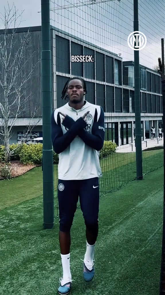 【体育头条】队长快回来！训练场上比塞克做出劳塔罗标志性庆祝动