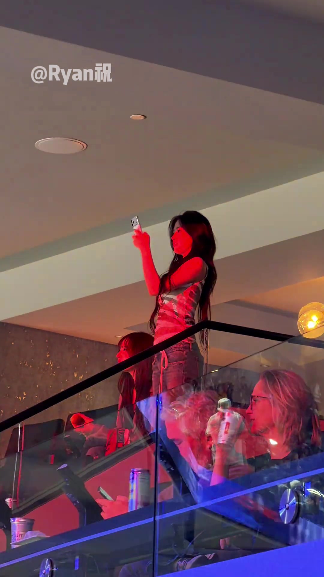 [体育头条]韩国顶流女团Ive现身快船主场看球！