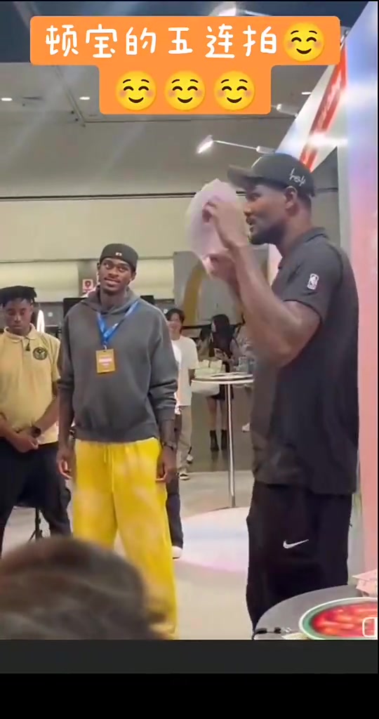 【值得一看】艾顿卖萌五连拍 一旁的范德比尔特都没眼看了