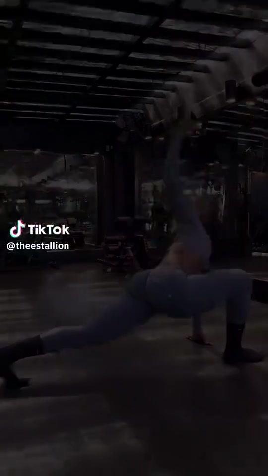 [体育头条]这身材简直无敌！克莱女友马冬梅日常健身！好身材也