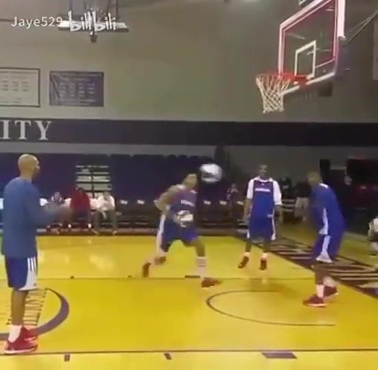 【邓肯】夸张弹跳！连续原地大风车扣篮！邓肯：我当初就是这么想的~