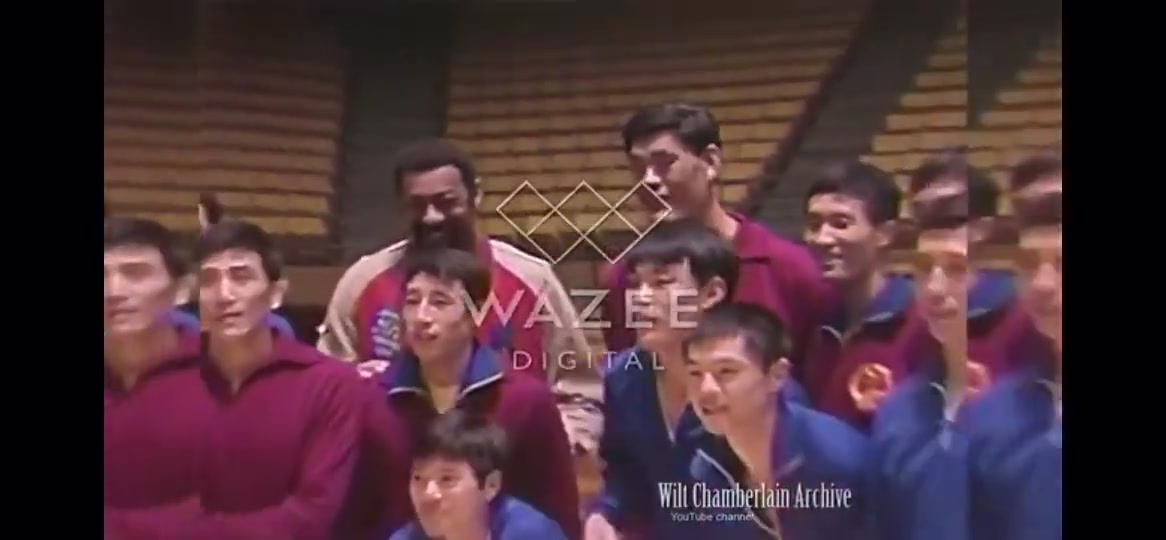 【视频】张伯伦早年曾与中国篮坛巨人穆铁柱合影，张卫平也在其中