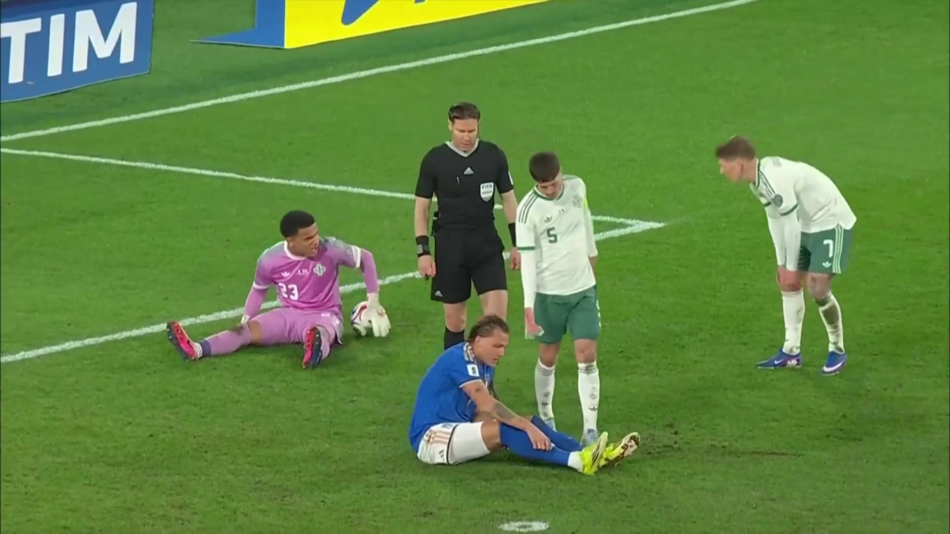 送礼不要！北爱尔兰回传失误，雷特吉单刀机会趟大后还犯规了！