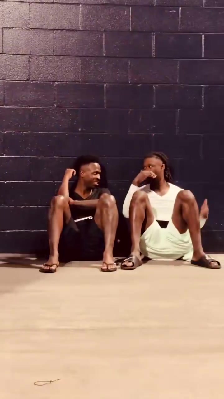 [精彩片段]一点球星架子没有赛后维尼修斯和卡马文加穿拖鞋、坐