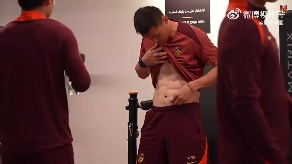 【中国男足】U23国足球员比腹肌！37岁助教于大宝亮出肚子：我就剩两块了