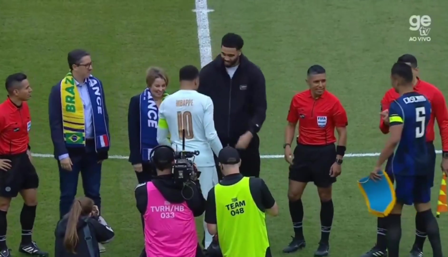 [赛场锦集]跨界助阵！NBA球星塔图姆为法国vs巴西掷硬币挑