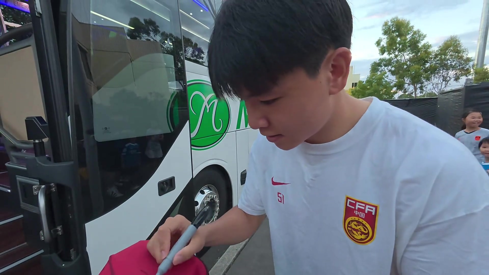 [比赛故事]永远的主队！球迷在澳大利亚守候国足要签名！