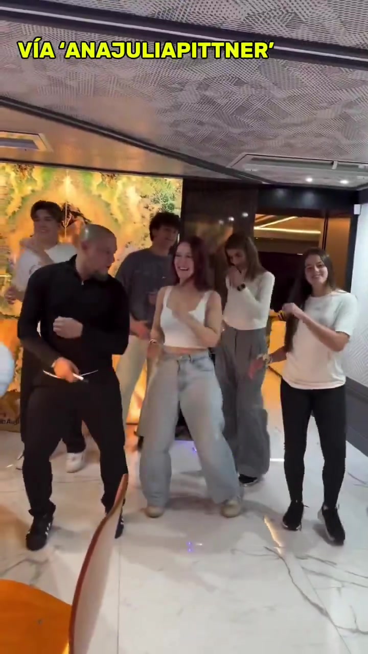 【值得一看】老当益壮！罗伯托·卡洛斯和年轻美女小伙们一起跳舞