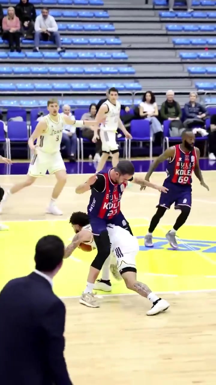 [精彩剪辑]这是真正意义上的“胯下过人”