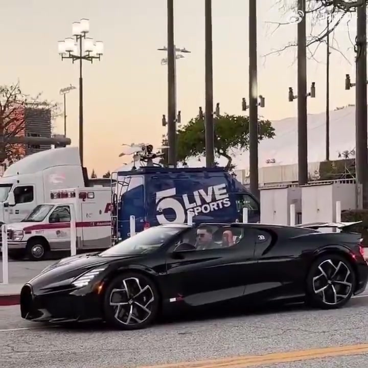 [NBA]太帅了东契奇驾驶爱车布加迪出门！有没有懂的说说价格？