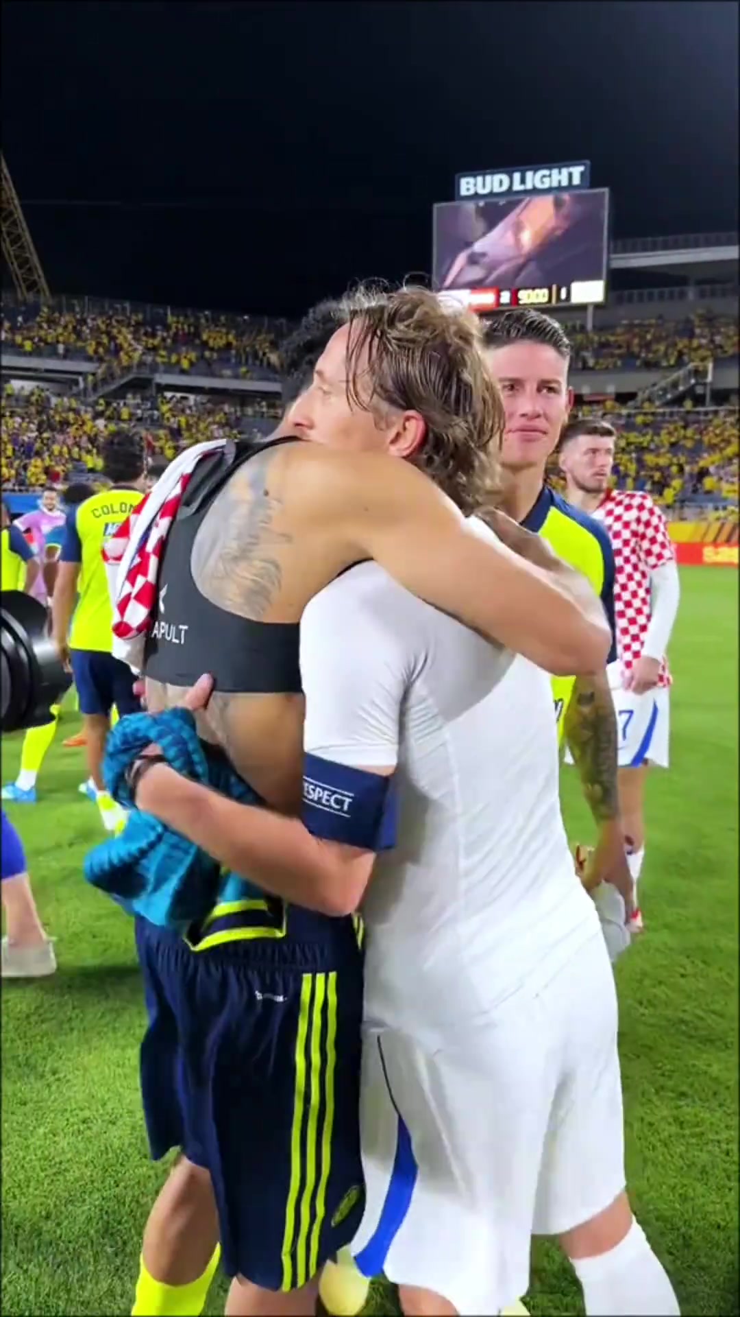 【精彩镜头】两位传奇中场！魔笛&J罗赛后热聊，让球迷想起曾经⬅️皇马黄金岁月