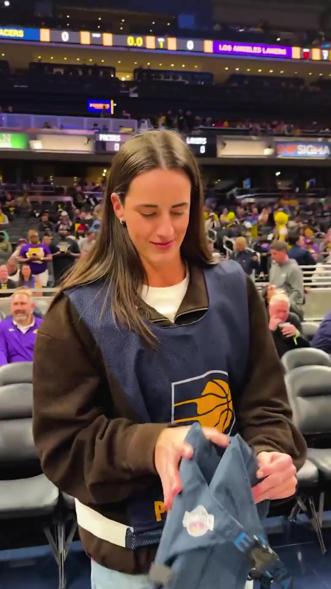 【体坛视角】克拉克当上了湖人vs步行者的场边摄影 ...