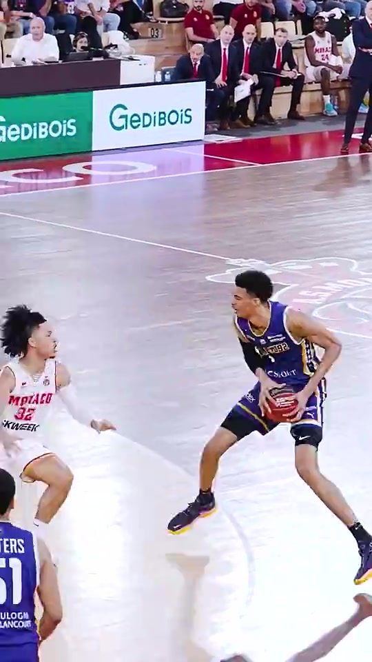 【体育头条】文班这天赋真让人惊掉下巴投完三分，还能直接冲进去补扣！