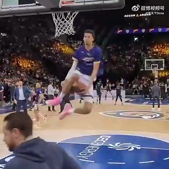 [体育头条]恐怖！2米24文班亚马能轻松胯下换手空接暴扣！还是自抛自扣！