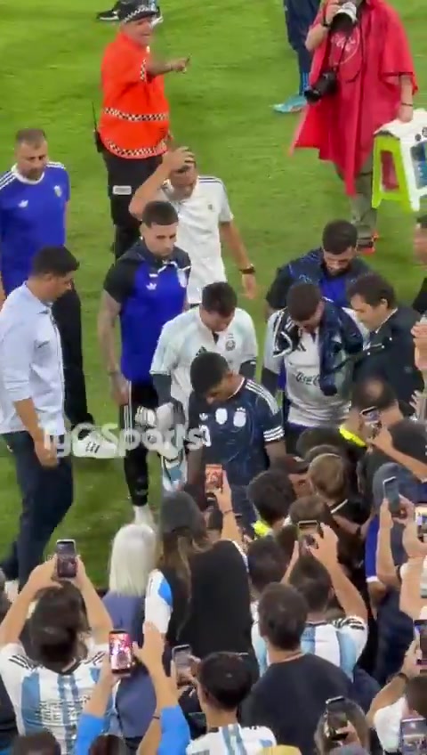 [推荐]场面太火爆！梅西在重重护送下穿过人群，并未驻足满足签名需求