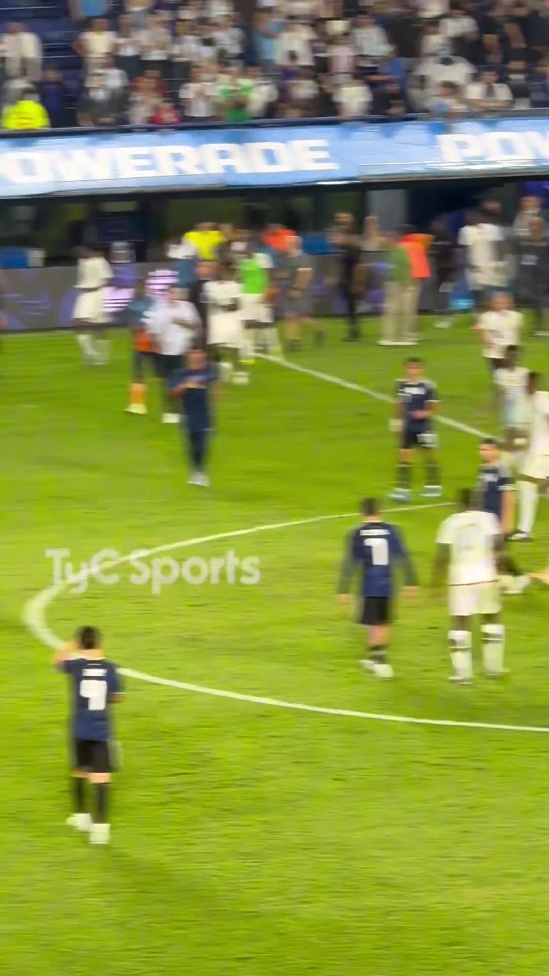 【今日热剪】好多人！毛里塔尼亚代表团上前与梅西合影，梅西不得