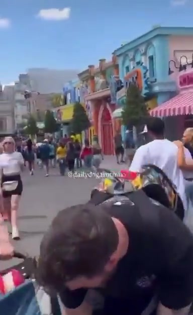 【视频看点合集】手牵手~实拍：维尼修斯带着女友在美国奥兰多环