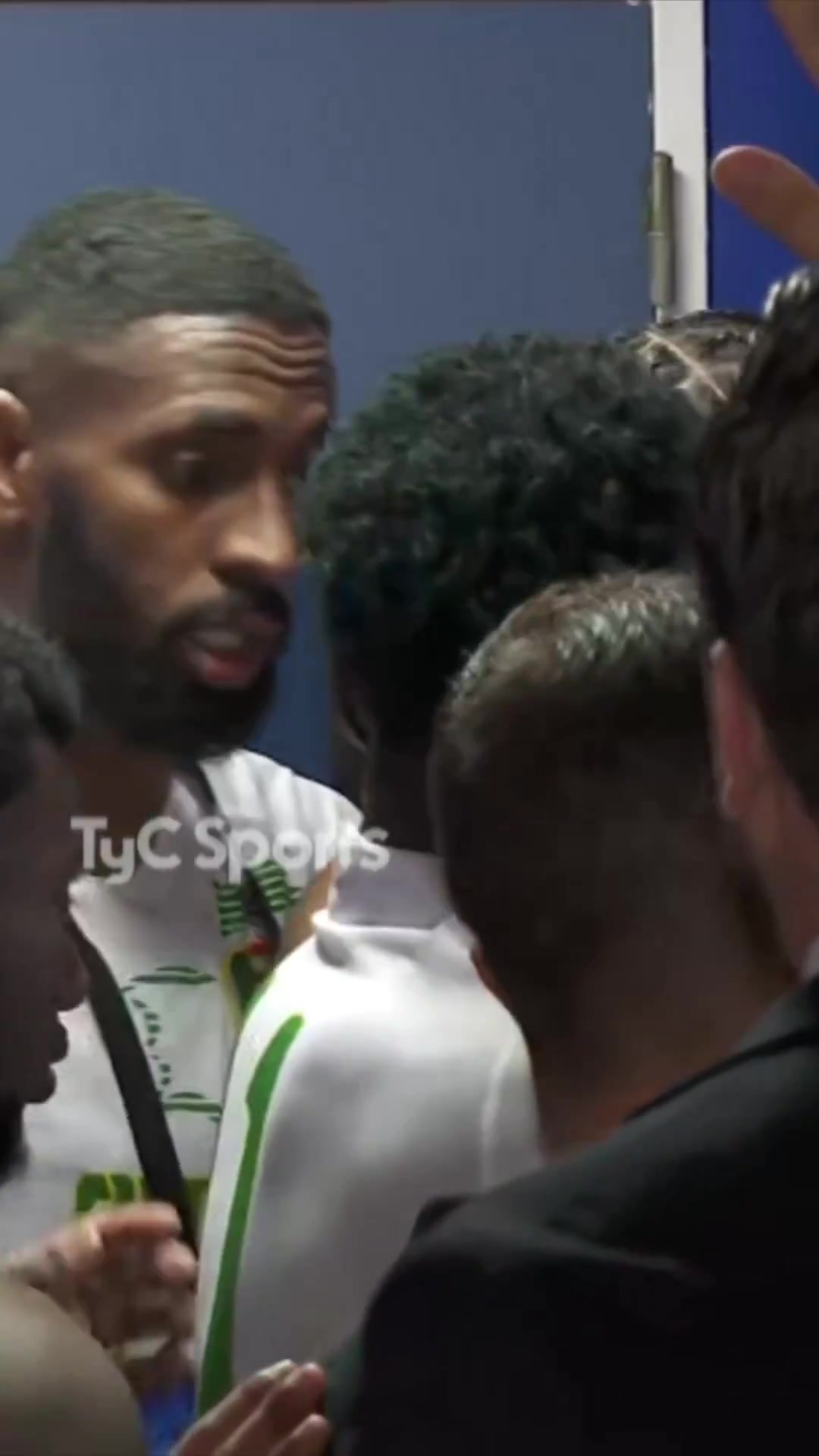 [今日视频]全是迷弟！实拍：毛里塔尼亚球员们为了抢购阿根廷球