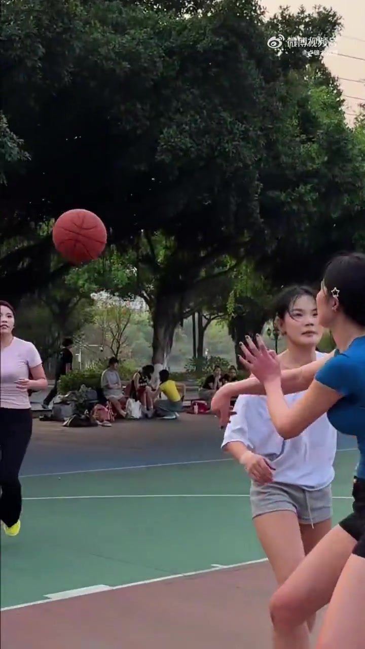 [集锦]加一组不太会打！小姐姐们4v4打半场投篮神准