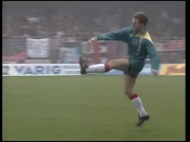 【足球】简直就像开了挂！名场面：博格坎普神级停球，优雅挑射破