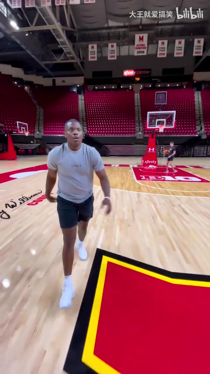 [你怎么看？]这姿势普通人学不来！来看投篮训练师的投篮训练！