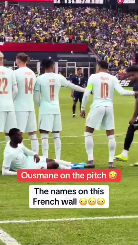 [体育视频]实拍：姆巴佩不知道自己应站在人墙的哪里，琼阿梅尼不得不上前防