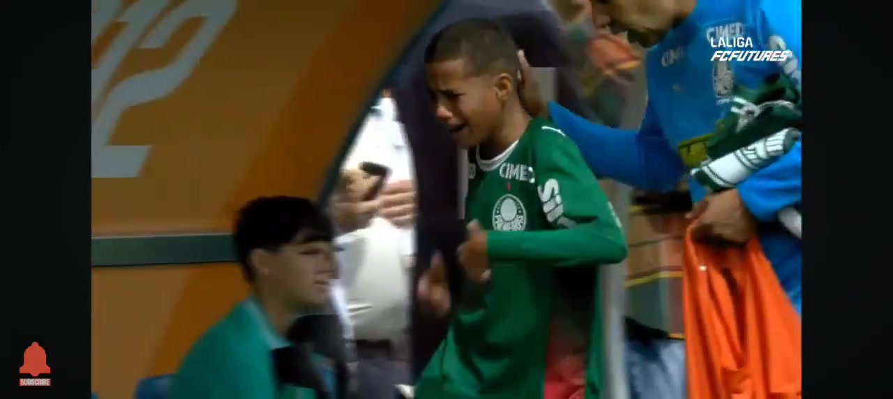 【五洲】咋回事？12岁帕尔梅拉斯队小球员受到河床球员对待后痛