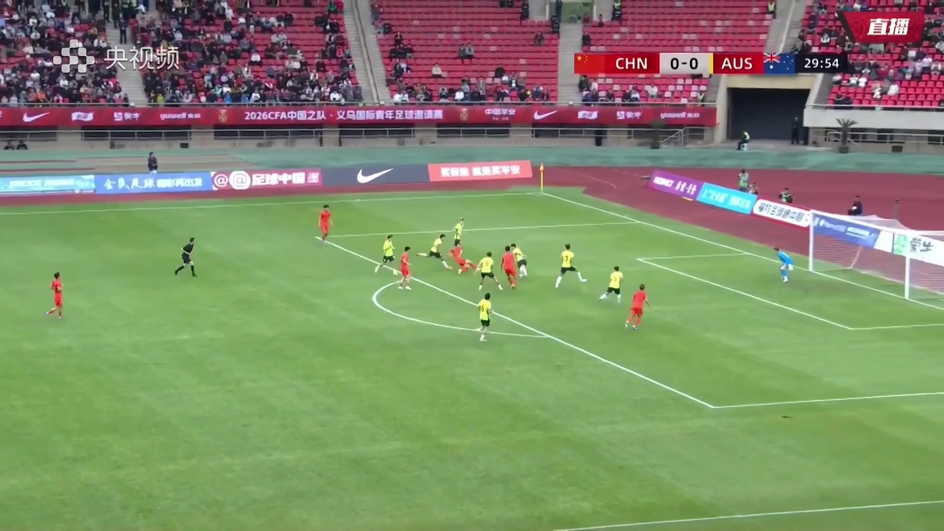 【体育视频】U19男足率先破门！苗润东盘带连突三人，杨铭锐禁区内包抄破门