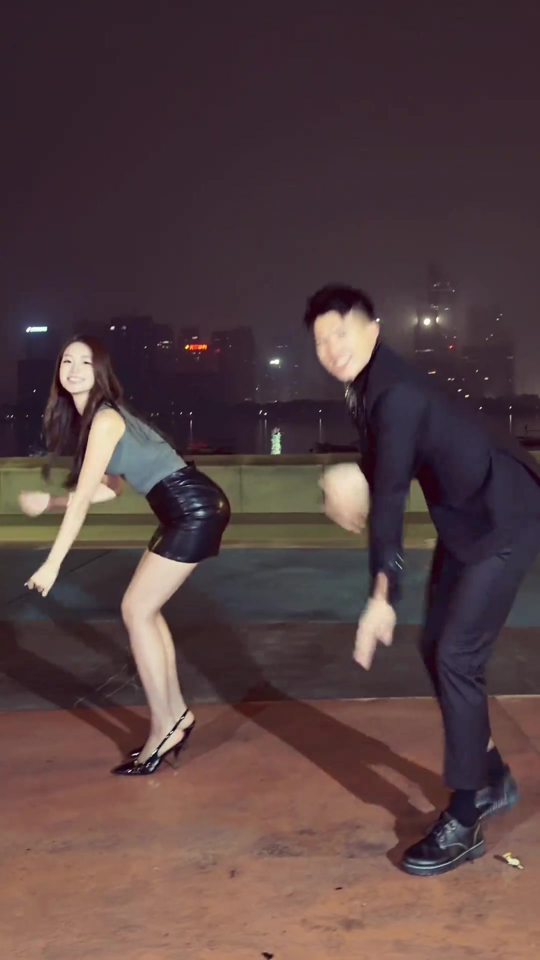 【推荐视频】巨龙，不打球可以和嫂子组个组合出道了！