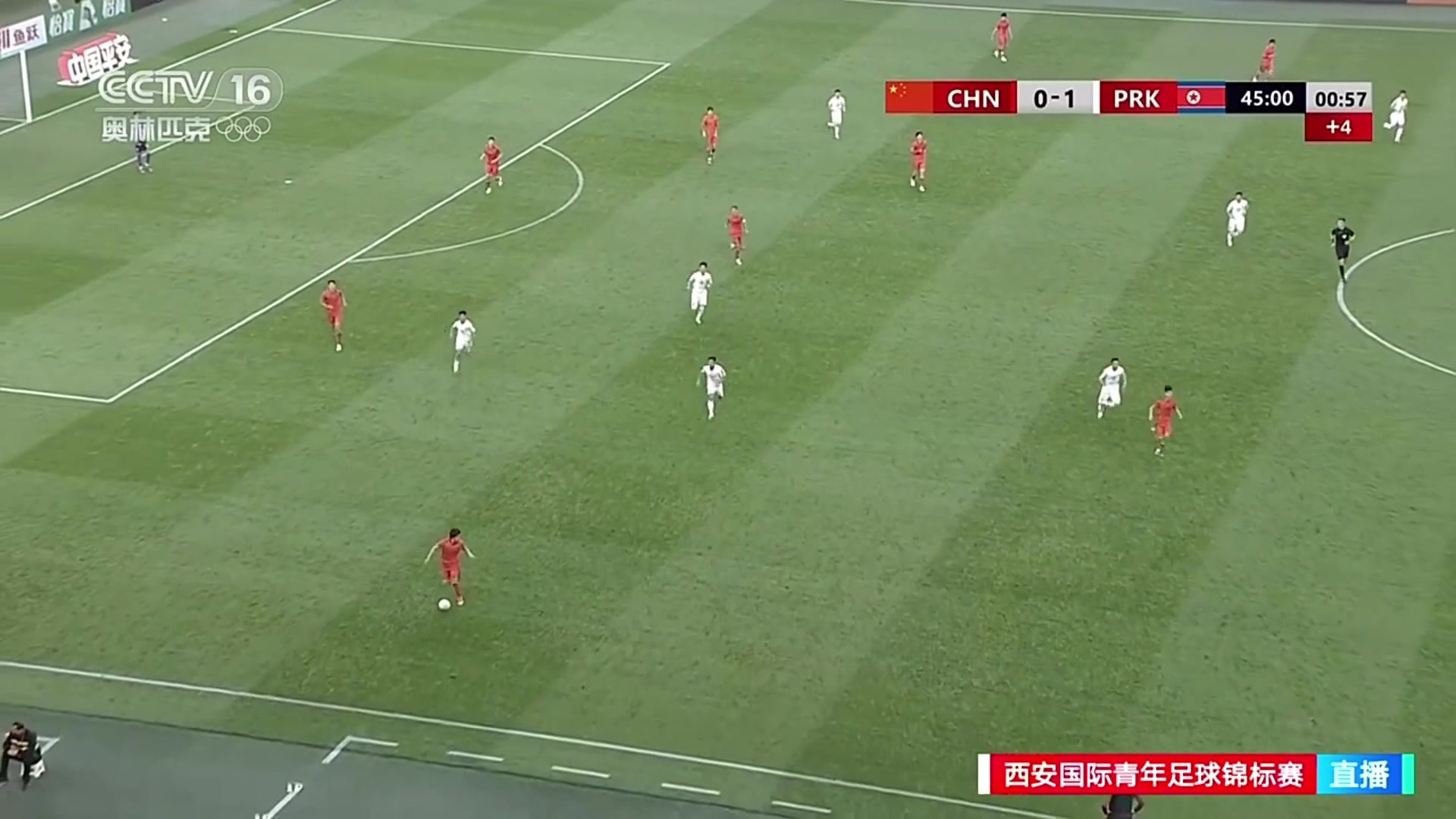 被压着打！国足U23球员自己摔出场外丢失球权