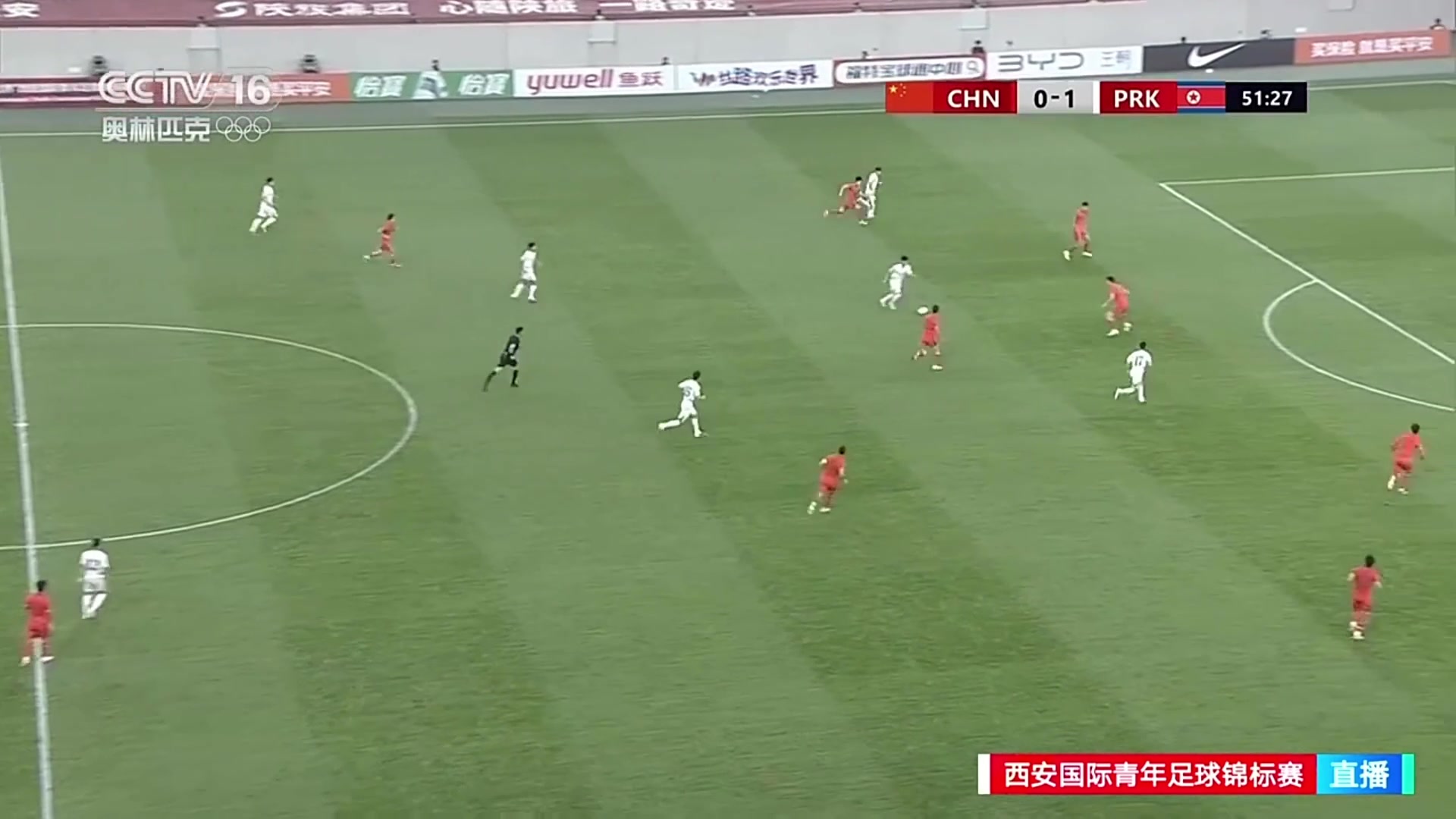 不应该啊！国足U23球员后场上演传球低级失误