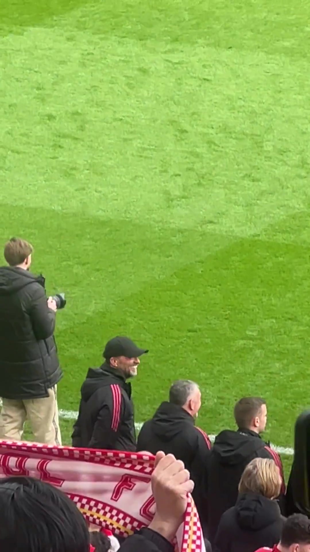 你怎能不泪流满面！克洛普经典着装+笑脸站在场边