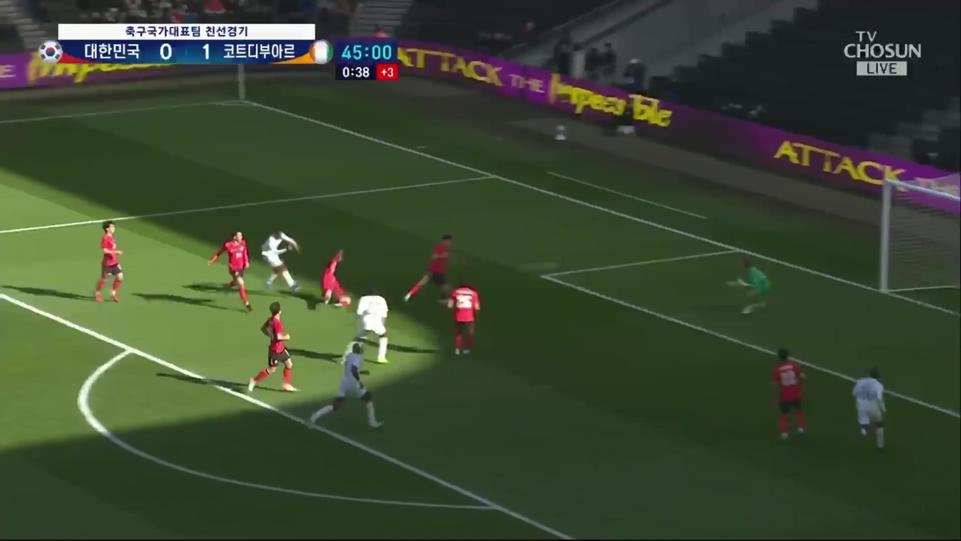 韩国2球落后！韩国右路再被打穿！阿迪格拉转身禁区内抽射破门！