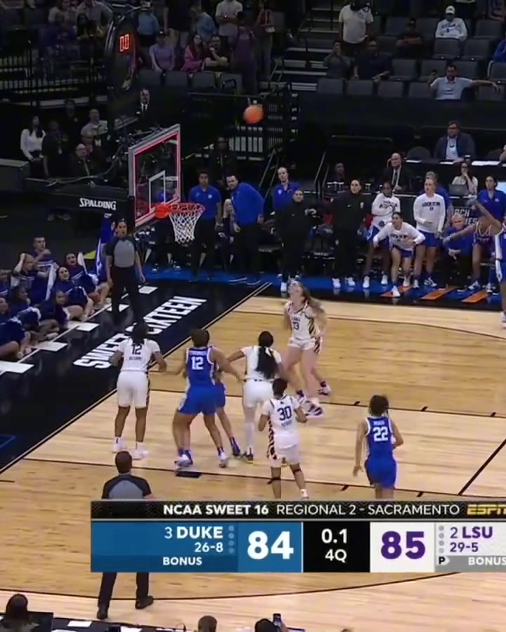 [体育短片]真幸运！NCAA女篮的绝杀也很帅！在篮筐上刷两秒