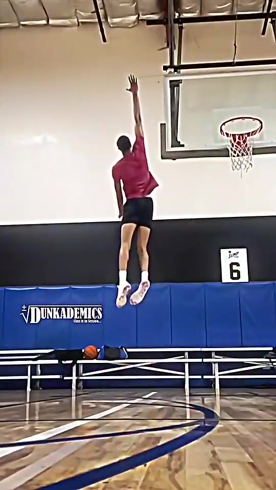 【精彩剪辑】小伙这弹跳简直逆天了，竟能摸到篮板的上沿！