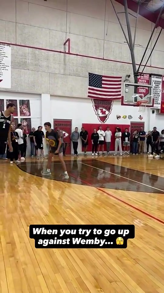 [战术分析视频]感觉这球迷身高并不矮啊，但仍旧遭文班长臂无情