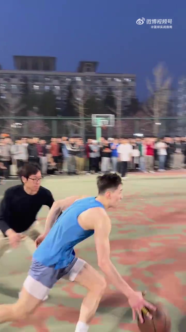 [球场爆发瞬间]卧槽，小伙这记扣篮炸裂啊！要是放NBA那就是