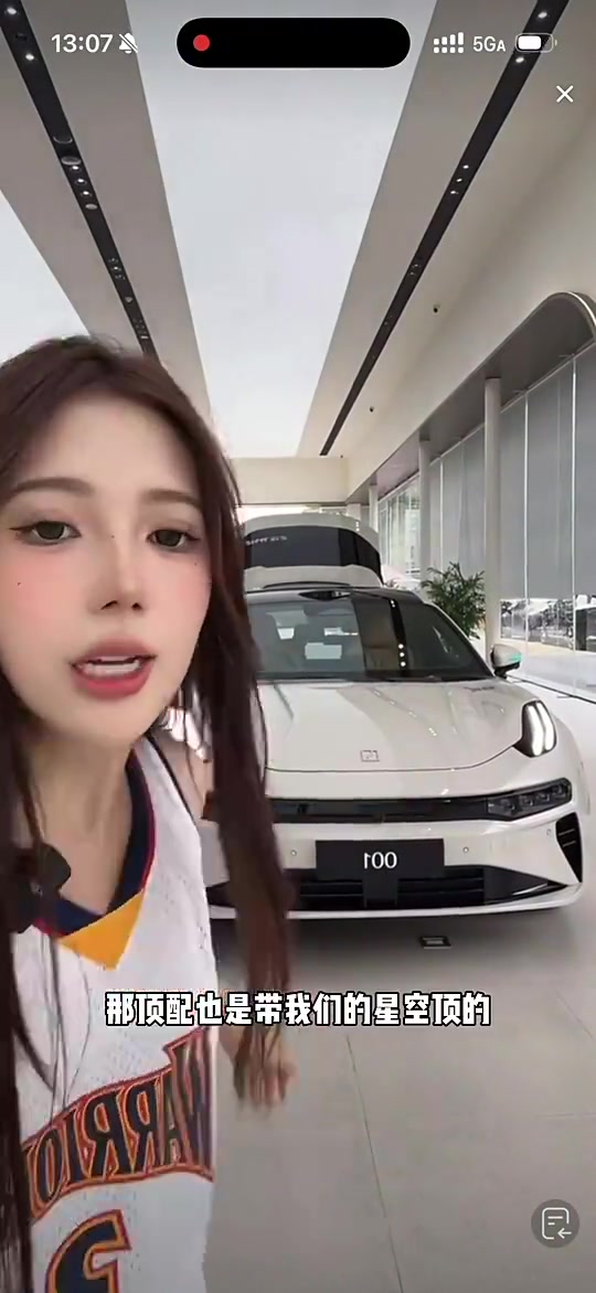 [库里]抽象！卖车女主播此前通过穿库里球衣奇葩运球吸引流量