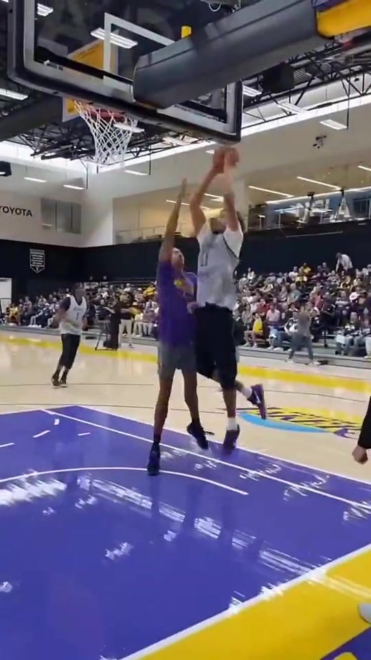 [推荐视频]湖人队内赛季初训练：布朗尼超级拉杆，东契奇丝滑抛投