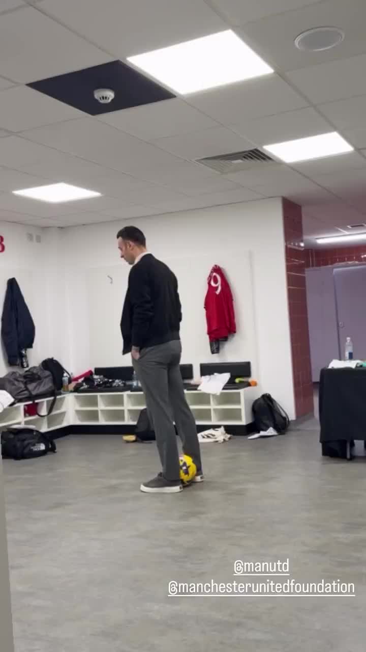 【热刺】45岁的潇洒哥即使穿休闲鞋也能轻松驾驭